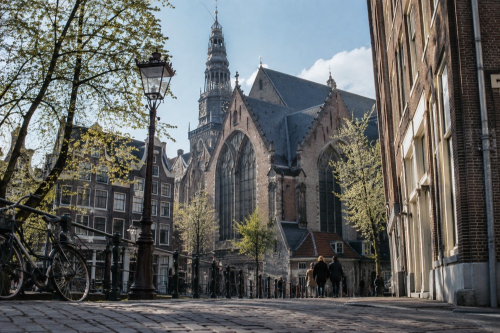 The Oude Kerk church surrounded by old houses in central Amsterdam