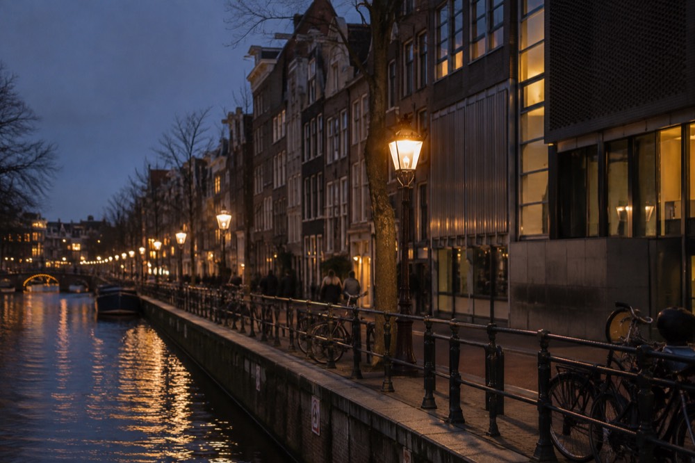 The canal-side facade of the Anne Frank House museum on the Prinsengracht