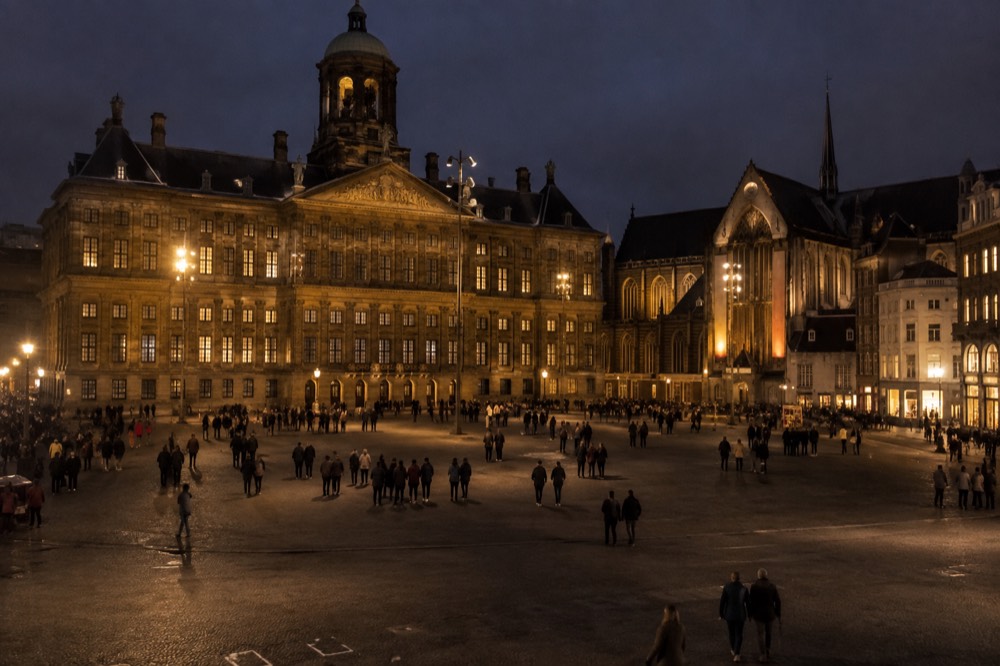 A narrow side street leading away from Dam Square