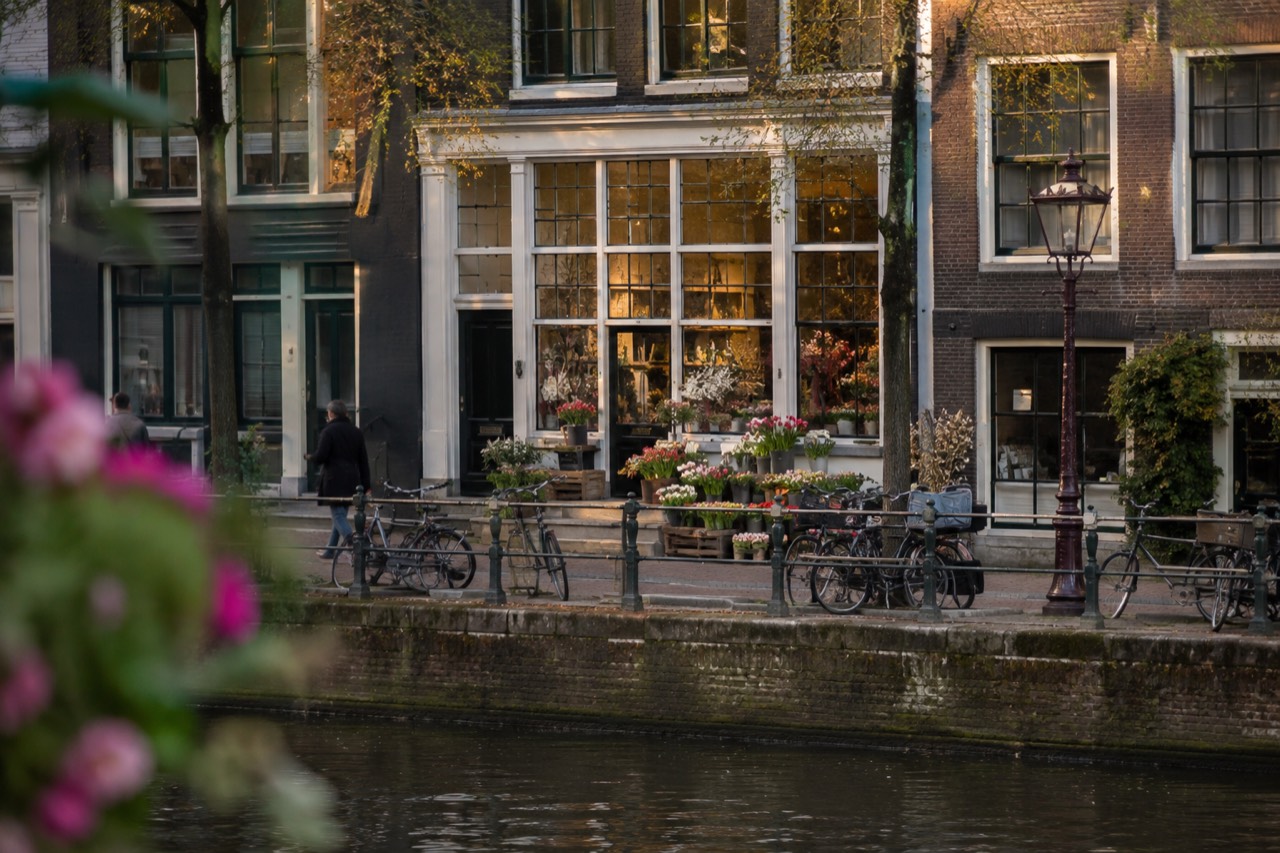 Shopfront of the Amsterdam Tulip Museum on the Prinsengracht canal in Amsterdam