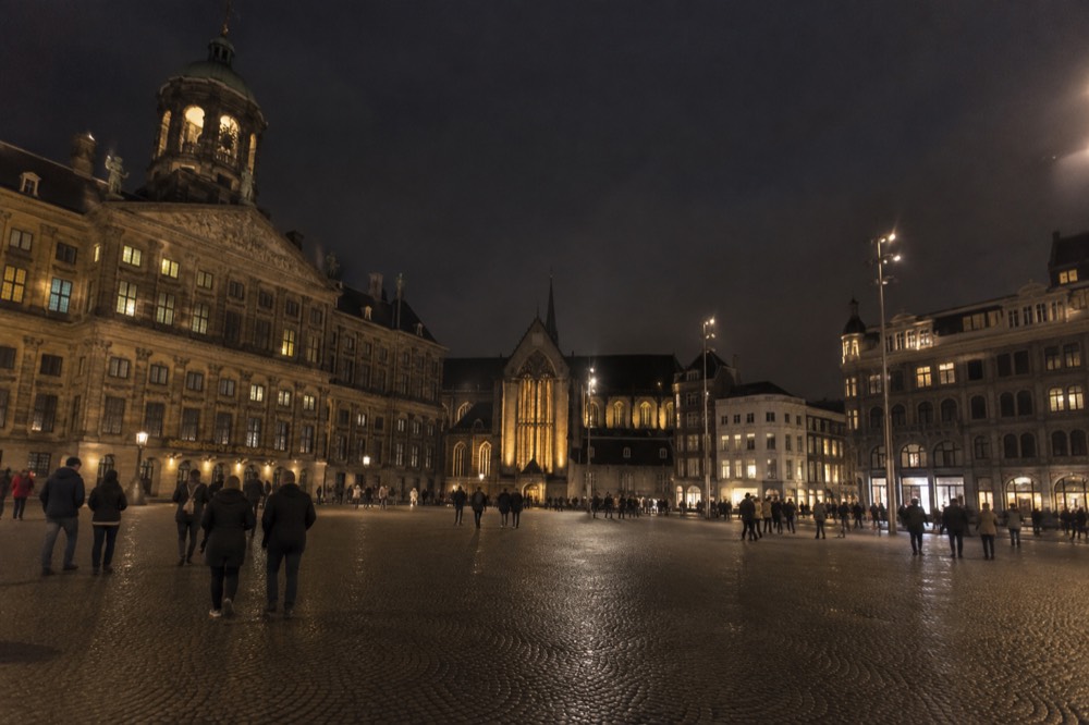A narrow side street leading away from Dam Square