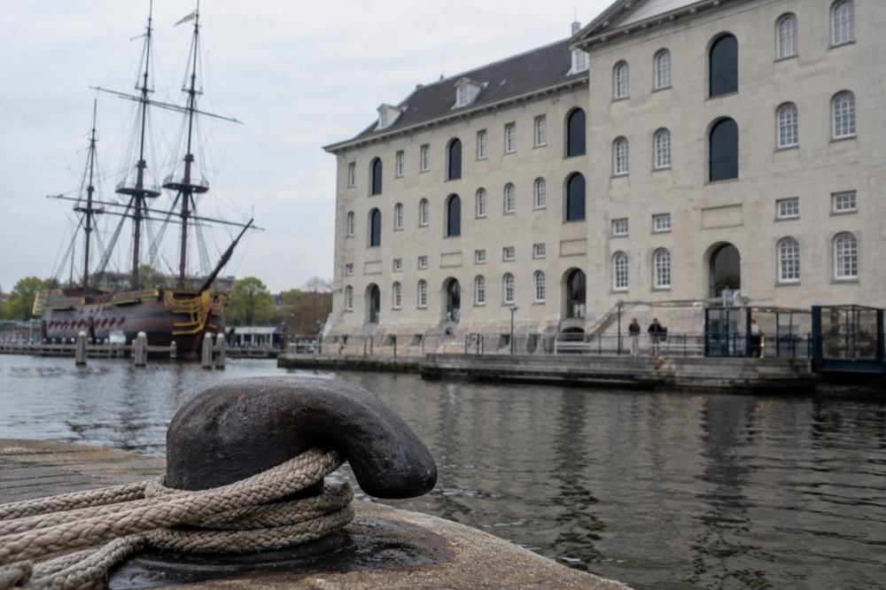 A narrow side street leading away from Scheepvaartmuseum