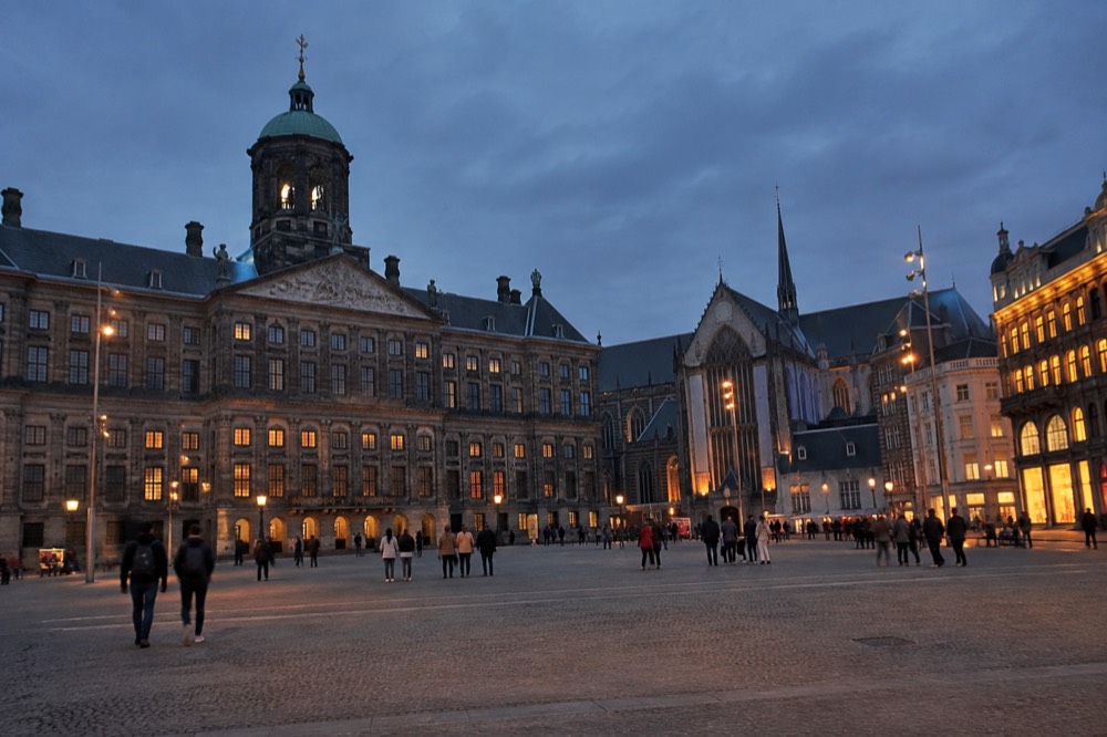 A narrow side street leading away from Dam Square