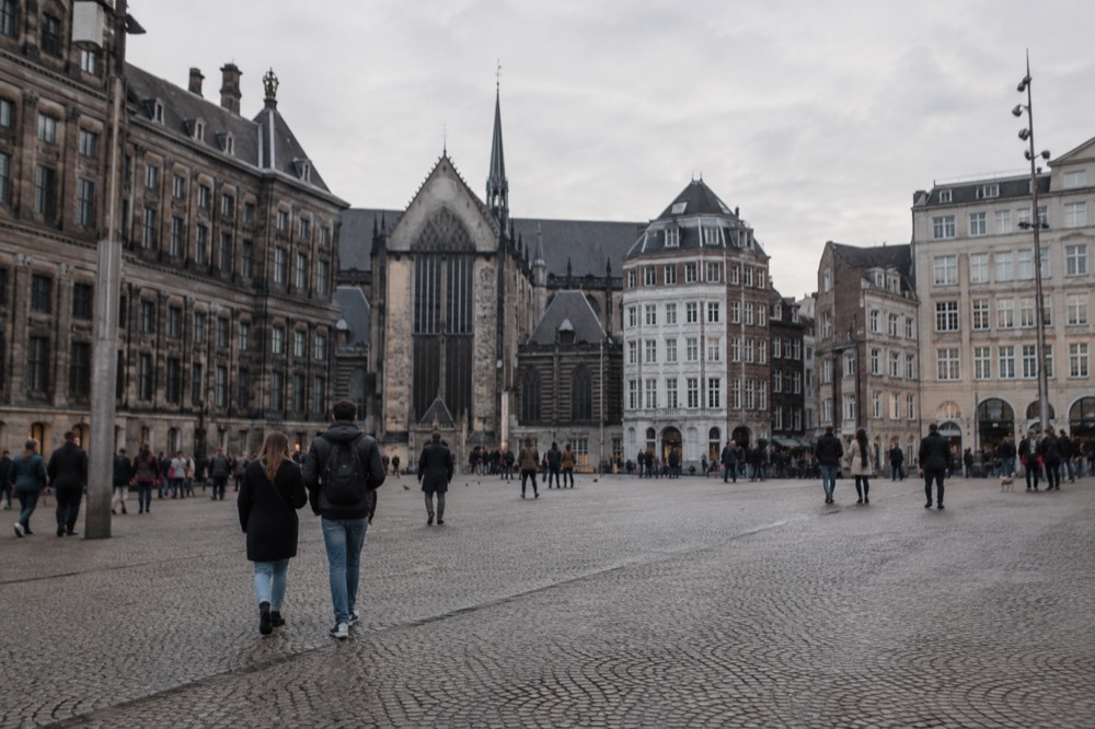 A narrow side street leading away from Dam Square