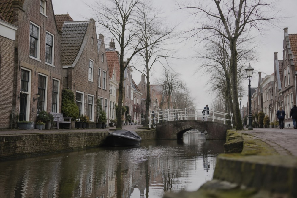A street-level view of Edam on an ordinary weekday morning