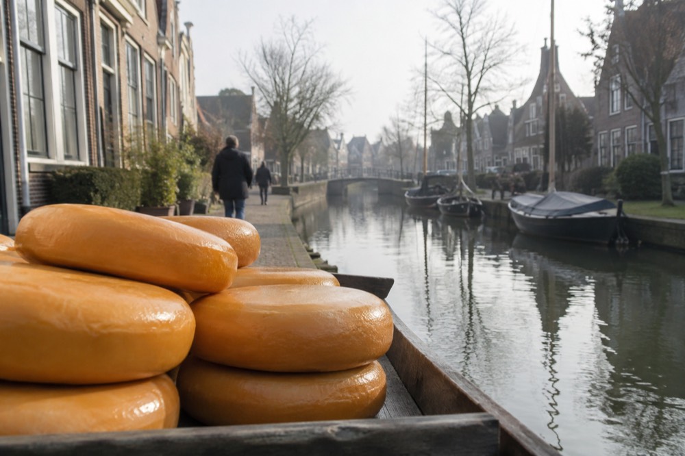 A street-level view of Edam on an ordinary weekday morning