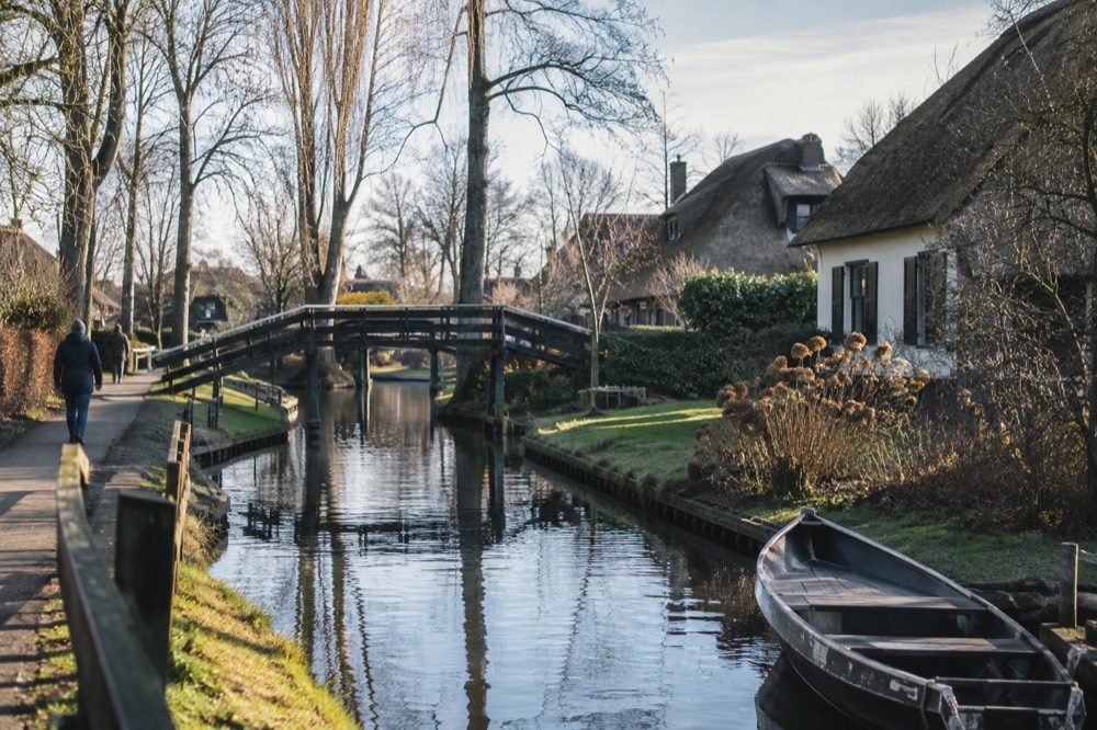 A narrow side street leading away from Giethoorn