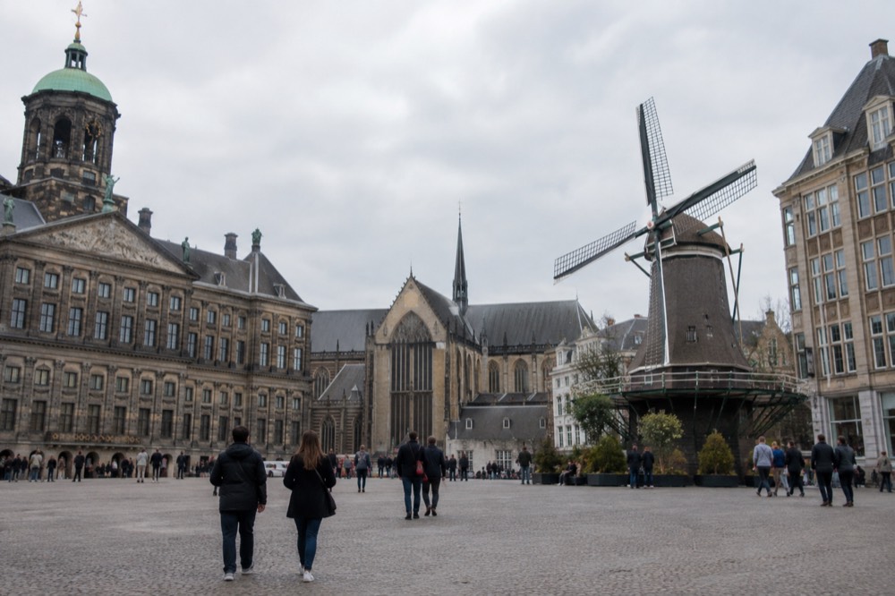A narrow side street leading away from Dam Square