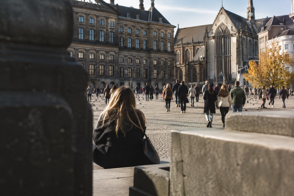 A narrow side street leading away from Dam Square