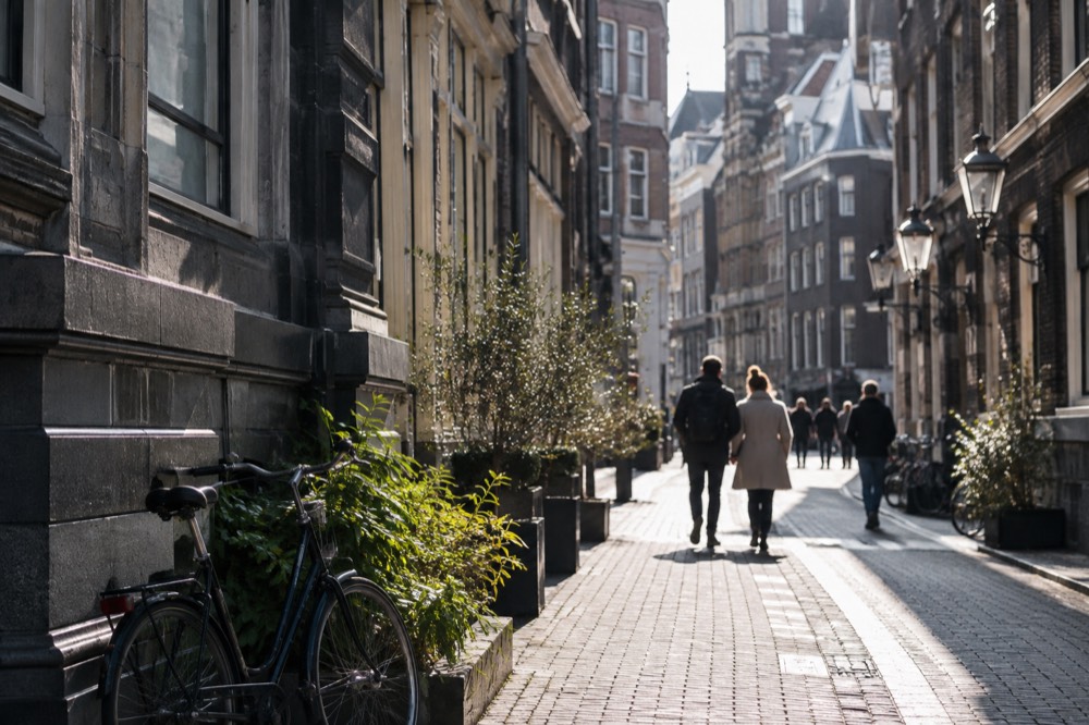 A narrow side street leading away from Dam Square