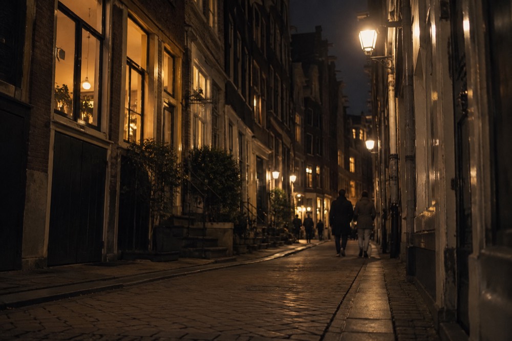 A narrow side street leading away from Dam Square