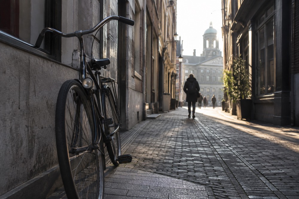 A narrow side street leading away from Dam Square