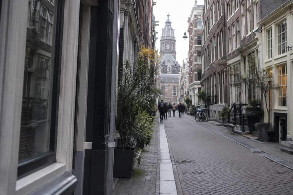 A narrow side street leading away from Dam Square