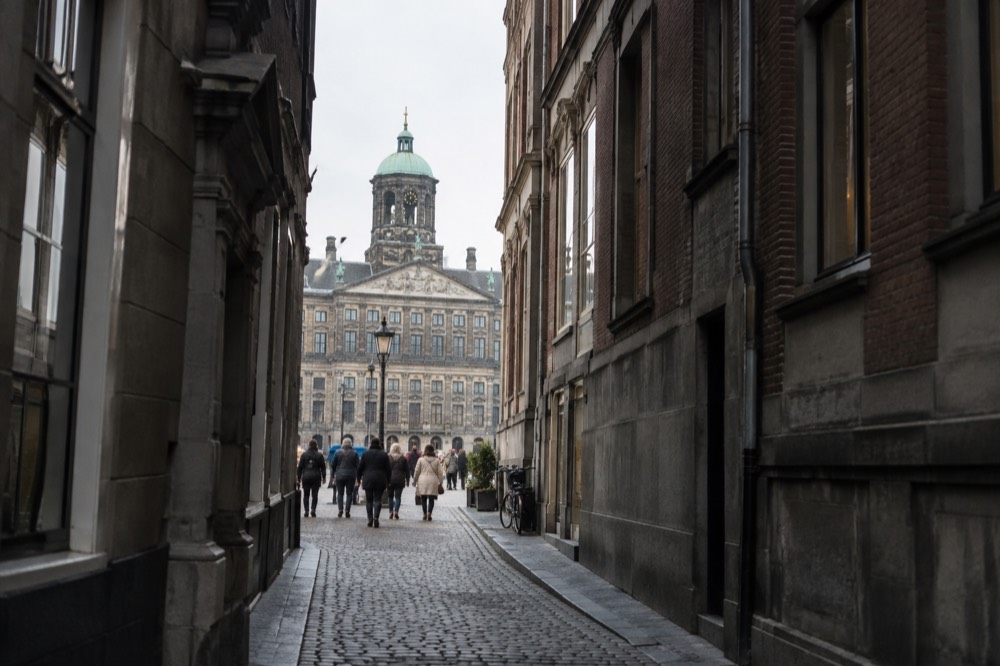 A narrow side street leading away from Dam Square