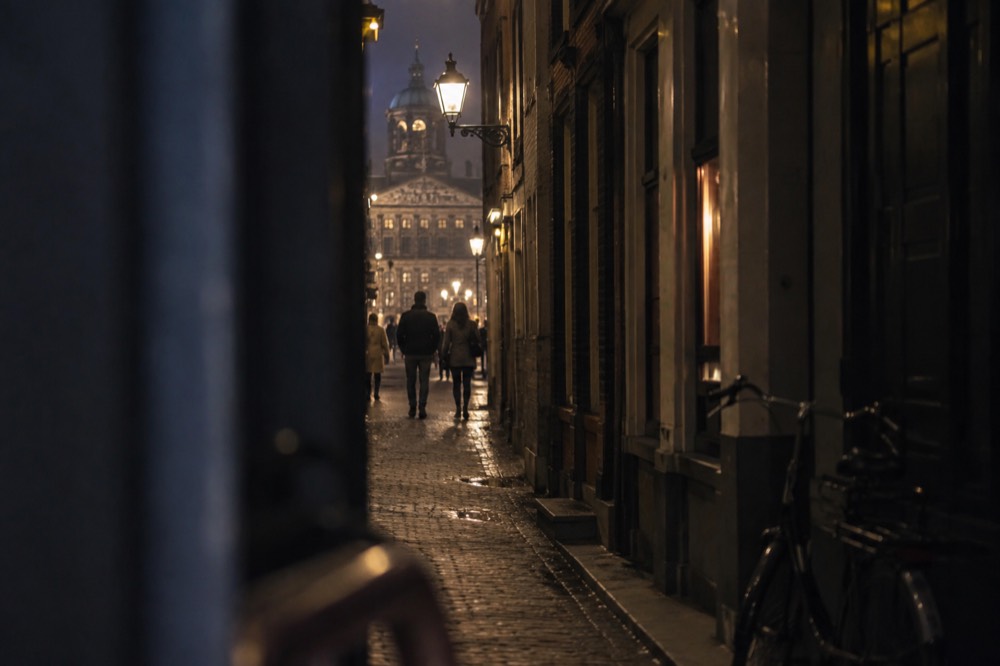 A narrow side street leading away from Dam Square